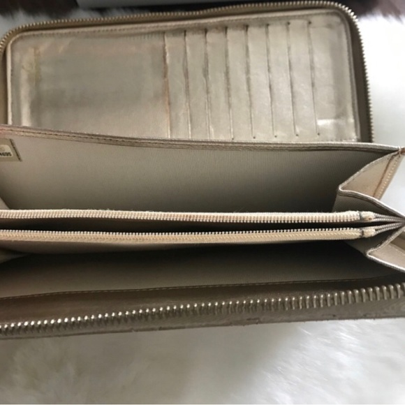 🌻4xHP!🌻 Auth. Chanel Gold Quilted Zip Wallet - Picture 8 of 16